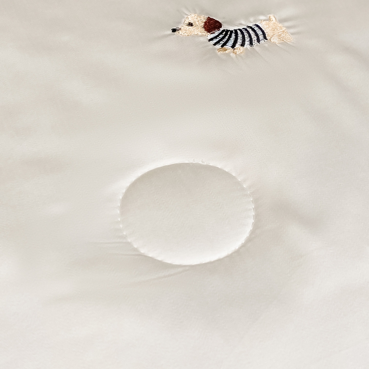 91家纺网 家纺一手货源 找家纺 如一 2026新款水洗冰丝刺绣三角针工艺夏被四件套 腊肠犬-白蓝