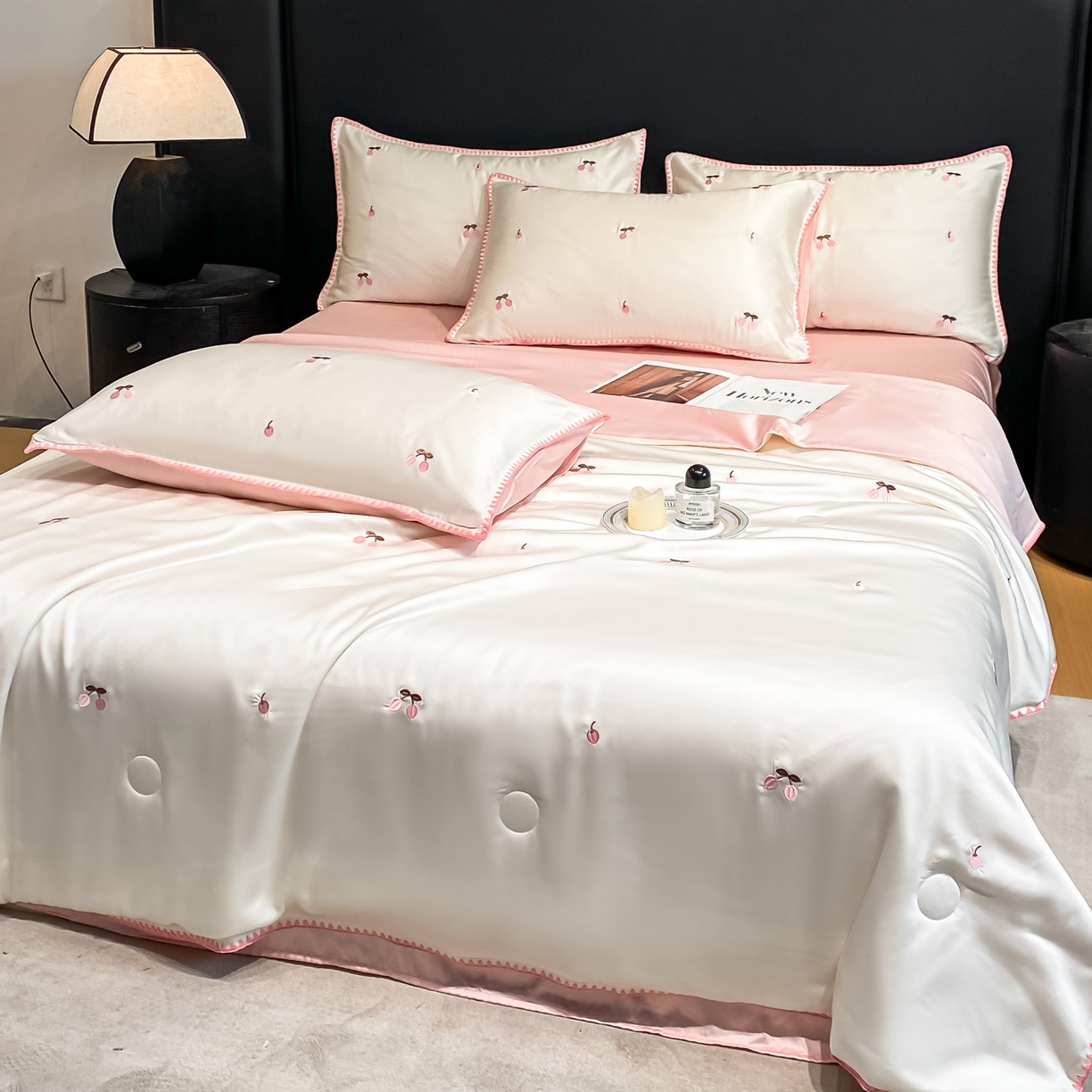 91家纺网 家纺一手货源 找家纺 如一 2026新款水洗冰丝刺绣三角针工艺夏被四件套 甜荔枝-白粉