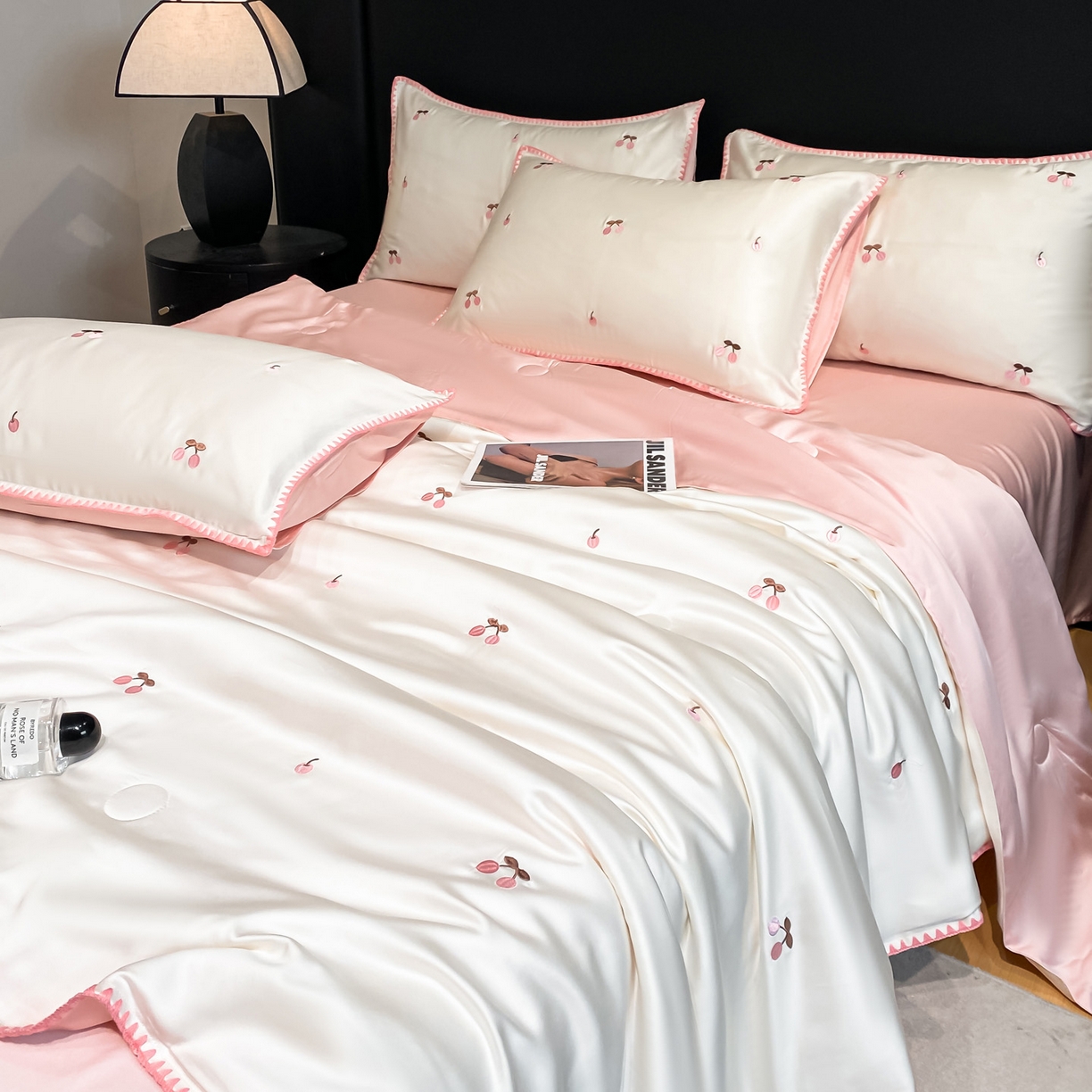 91家纺网 家纺一手货源 找家纺 如一 2026新款水洗冰丝刺绣三角针工艺夏被四件套 甜荔枝-白粉