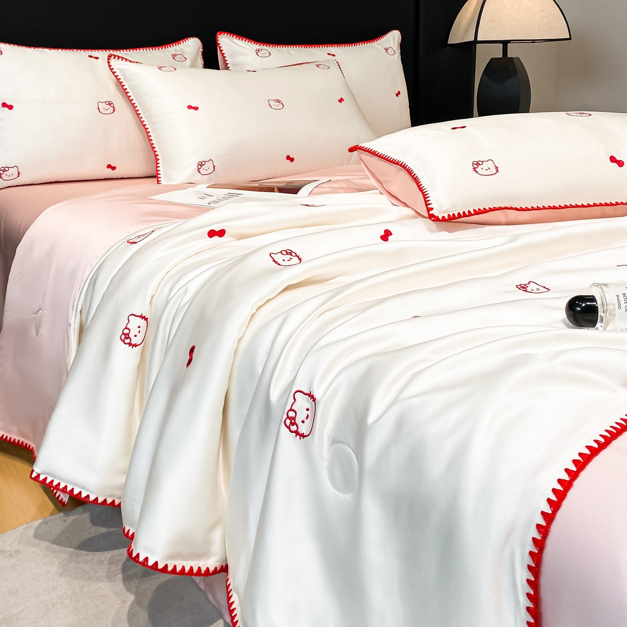 91家纺网 家纺一手货源 找家纺 如一 2026新款水洗冰丝刺绣三角针工艺夏被四件套 可美猫-白粉