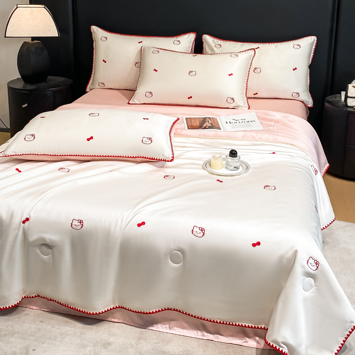 91家纺网 家纺一手货源 找家纺 如一 2026新款水洗冰丝刺绣三角针工艺夏被四件套 可美猫-白粉