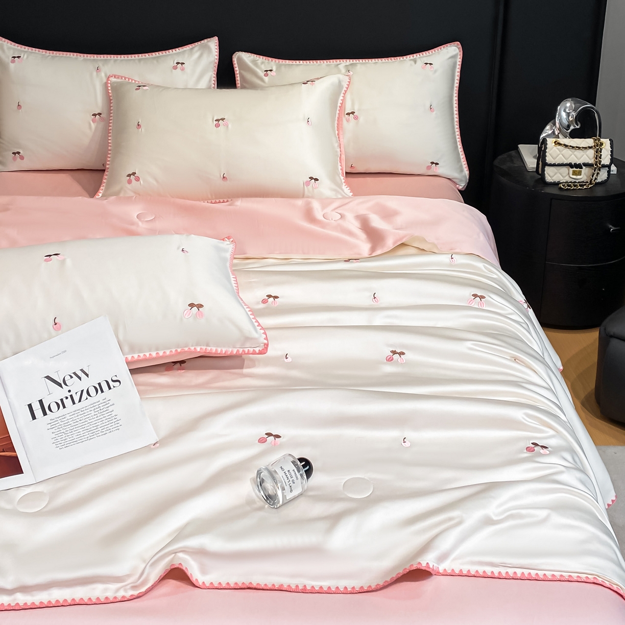 91家纺网 家纺一手货源 找家纺 如一 2026新款水洗冰丝刺绣三角针工艺夏被四件套 甜荔枝-白粉