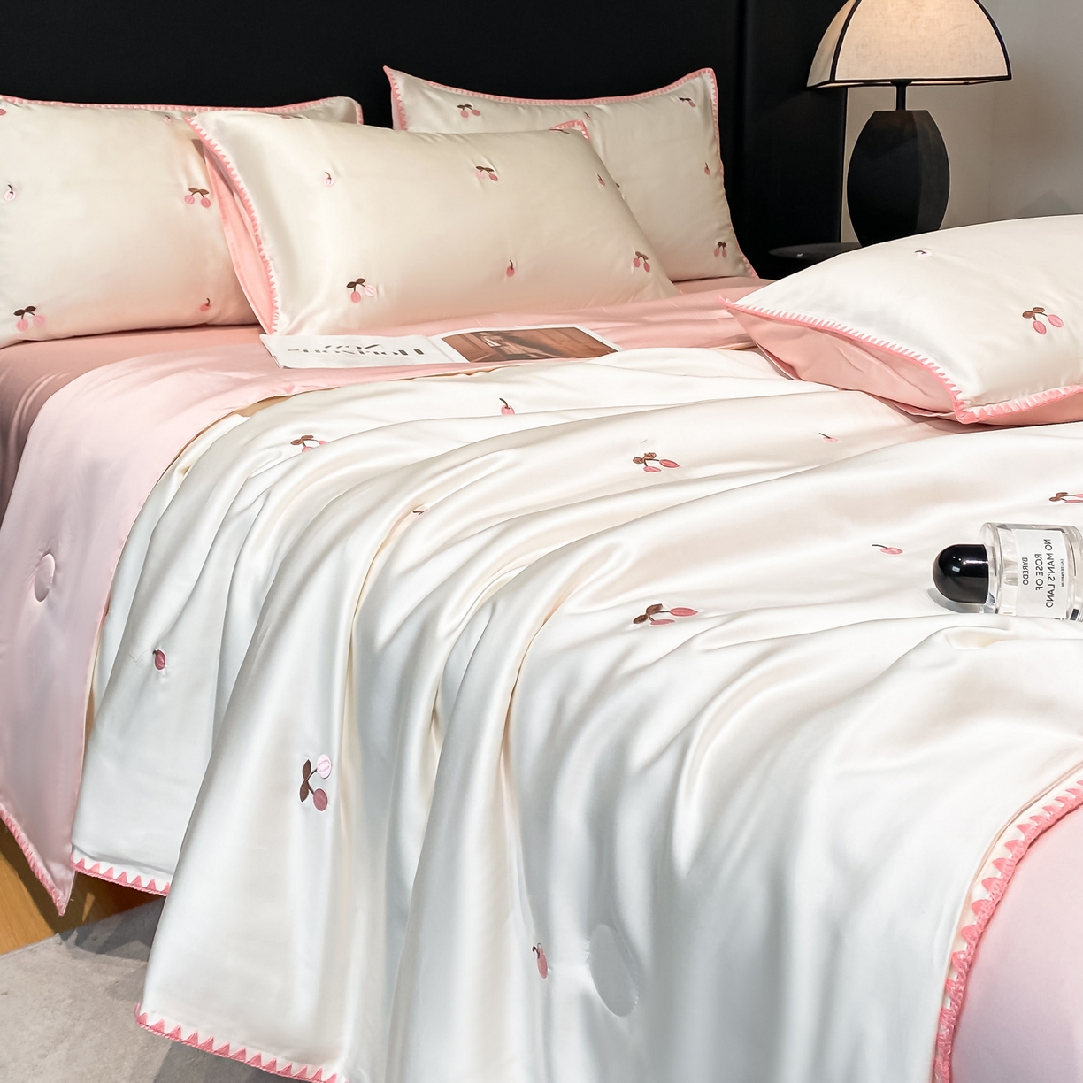 91家纺网 家纺一手货源 找家纺 如一 2026新款水洗冰丝刺绣三角针工艺夏被四件套 甜荔枝-白粉