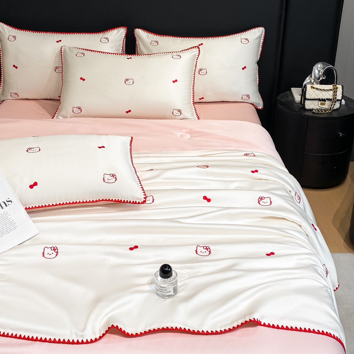 91家纺网 家纺一手货源 找家纺 如一 2026新款水洗冰丝刺绣三角针工艺夏被四件套 可美猫-白粉