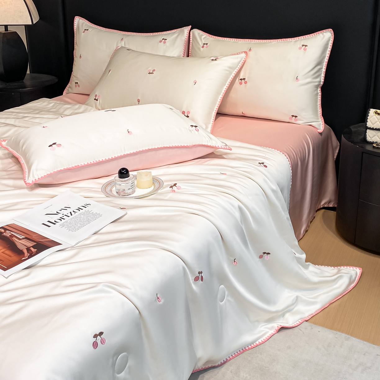 91家纺网 家纺一手货源 找家纺 如一 2026新款水洗冰丝刺绣三角针工艺夏被四件套 甜荔枝-白粉