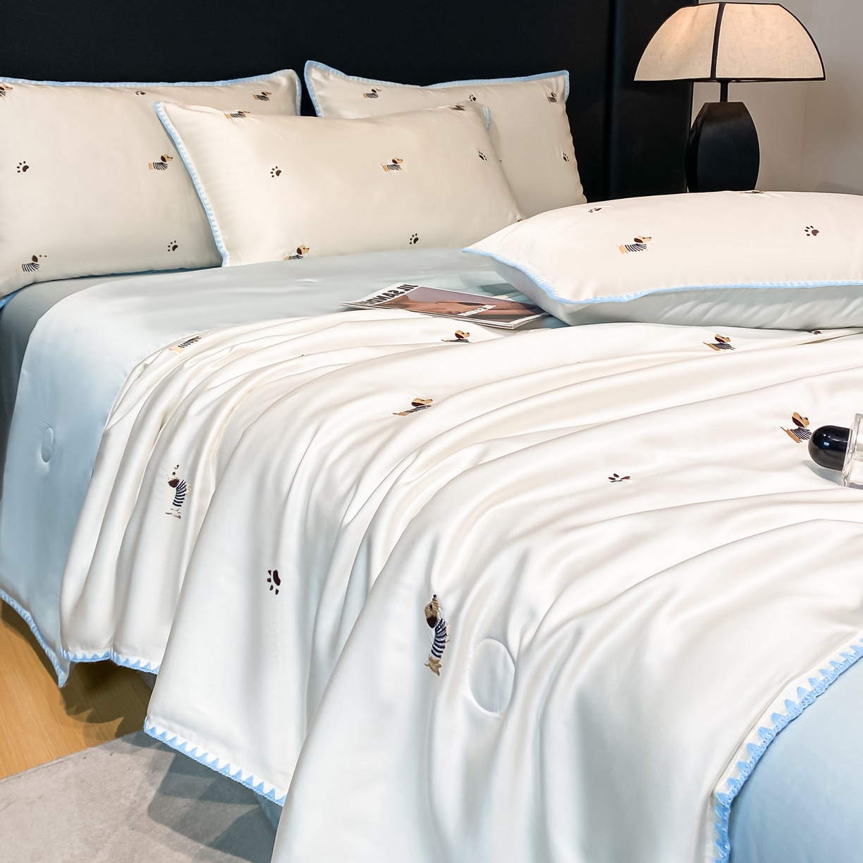 91家纺网 家纺一手货源 找家纺 如一 2026新款水洗冰丝刺绣三角针工艺夏被四件套 腊肠犬-白蓝