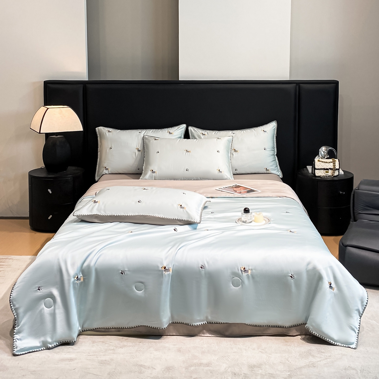 91家纺网 家纺一手货源 找家纺 如一 2026新款水洗冰丝刺绣三角针工艺夏被四件套 腊肠犬-蓝灰