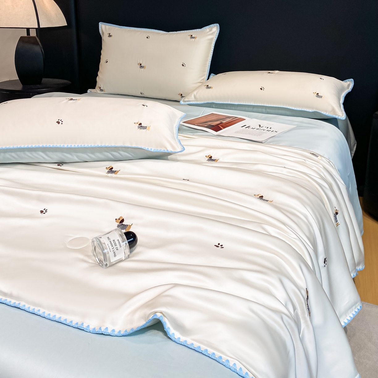 91家纺网 家纺一手货源 找家纺 如一 2026新款水洗冰丝刺绣三角针工艺夏被四件套 腊肠犬-白蓝