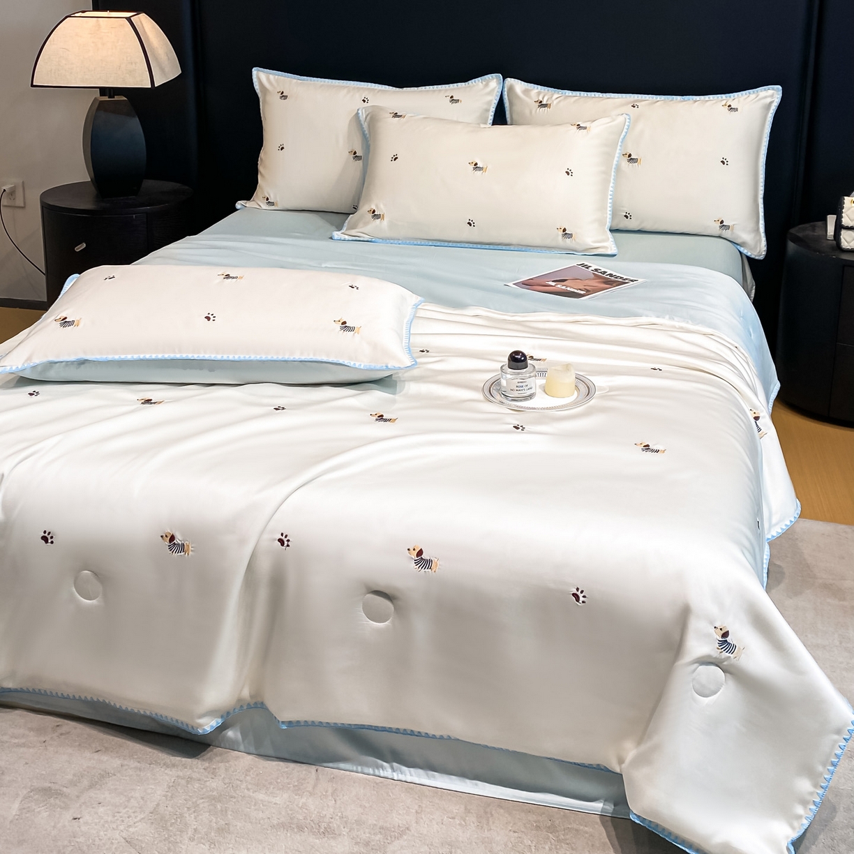 91家纺网 家纺一手货源 找家纺 如一 2026新款水洗冰丝刺绣三角针工艺夏被四件套 腊肠犬-白蓝