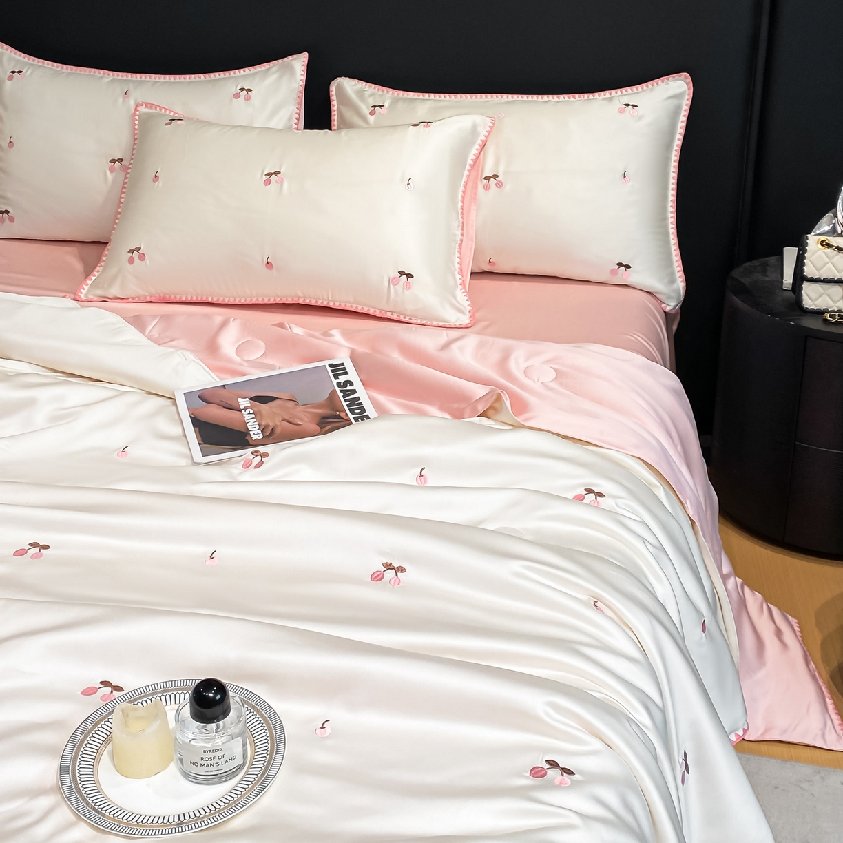 91家纺网 家纺一手货源 找家纺 如一 2026新款水洗冰丝刺绣三角针工艺夏被四件套 甜荔枝-白粉