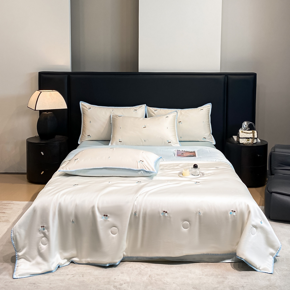 91家纺网 家纺一手货源 找家纺 如一 2026新款水洗冰丝刺绣三角针工艺夏被四件套 甜荔枝-白蓝