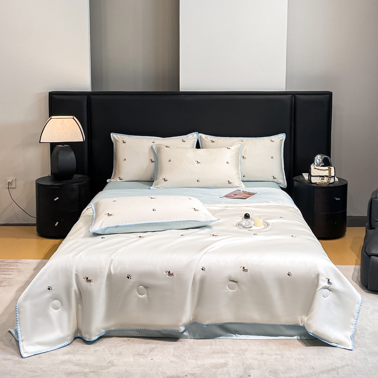 91家纺网 家纺一手货源 找家纺 如一 2026新款水洗冰丝刺绣三角针工艺夏被四件套 腊肠犬-白蓝