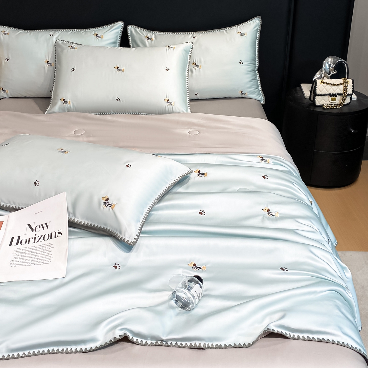 91家纺网 家纺一手货源 找家纺 如一 2026新款水洗冰丝刺绣三角针工艺夏被四件套 腊肠犬-蓝灰