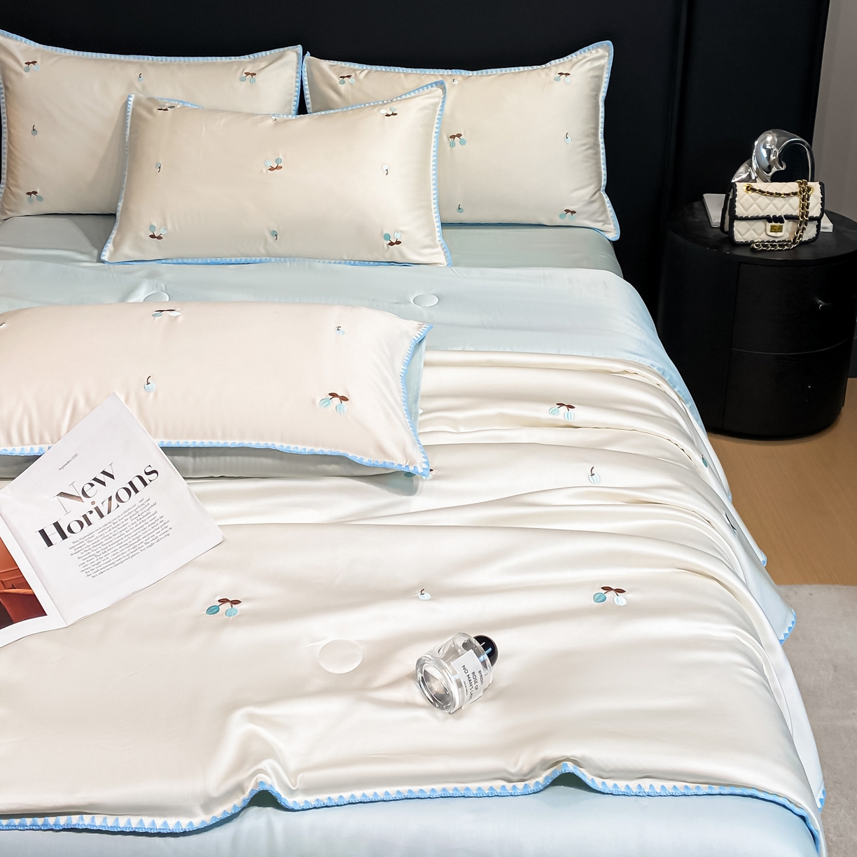 91家纺网 家纺一手货源 找家纺 如一 2026新款水洗冰丝刺绣三角针工艺夏被四件套 甜荔枝-白蓝