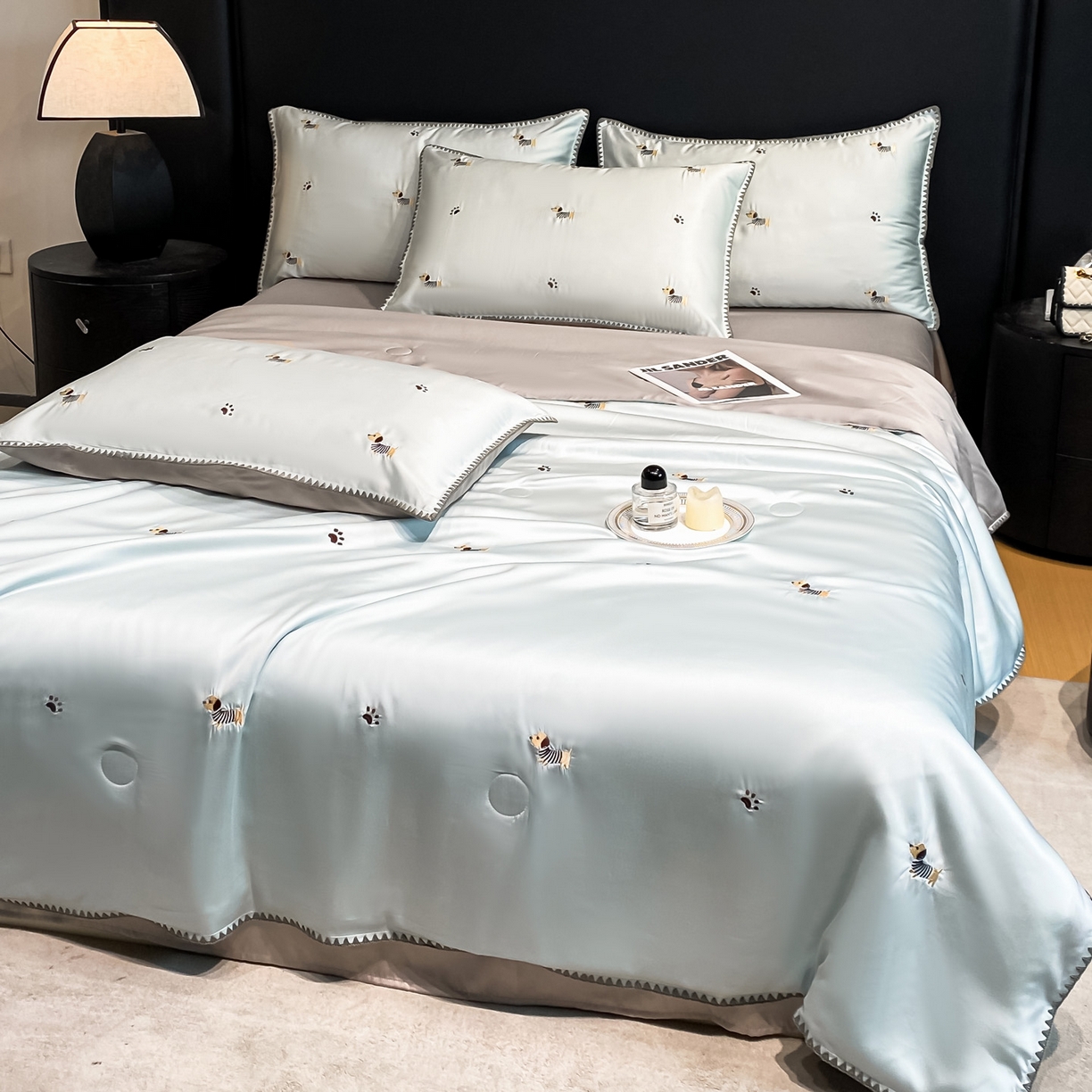 91家纺网 家纺一手货源 找家纺 如一 2026新款水洗冰丝刺绣三角针工艺夏被四件套 腊肠犬-蓝灰