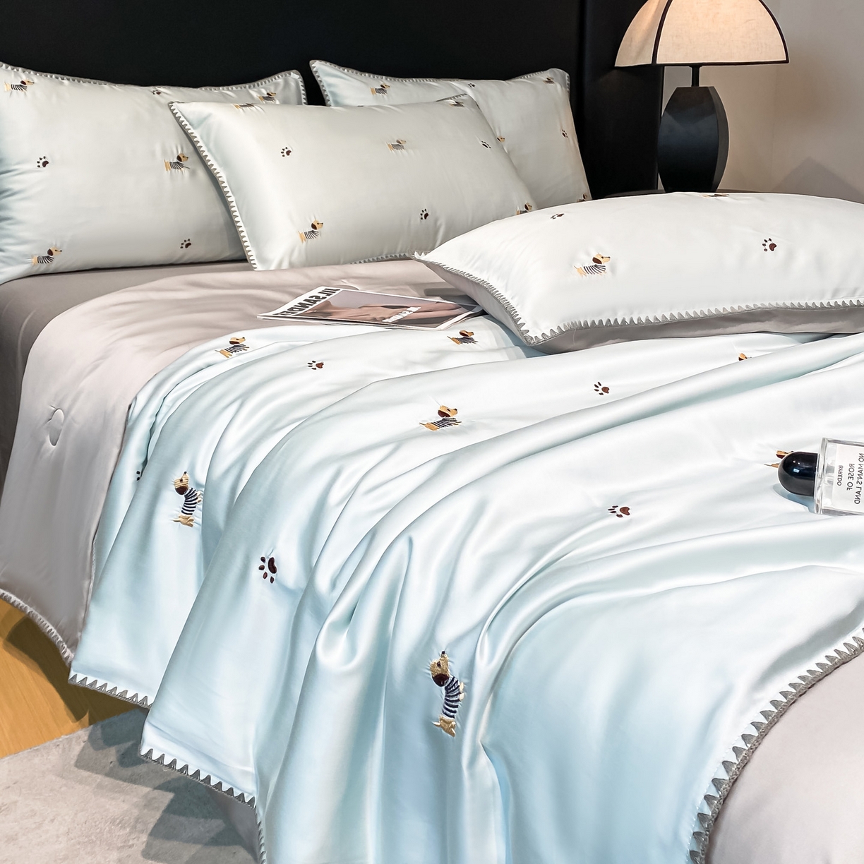 91家纺网 家纺一手货源 找家纺 如一 2026新款水洗冰丝刺绣三角针工艺夏被四件套 腊肠犬-蓝灰