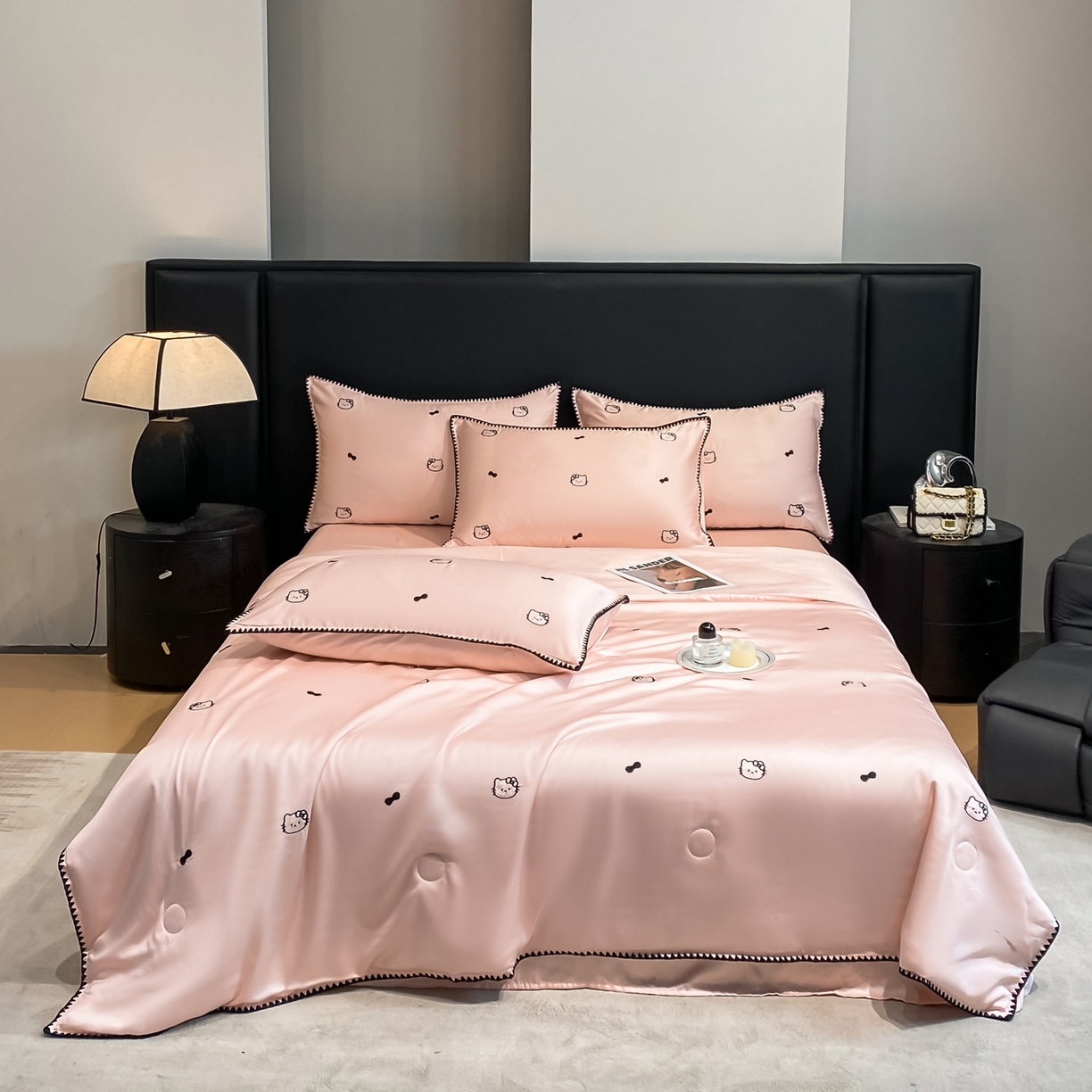 91家纺网 家纺一手货源 找家纺 如一 2026新款水洗冰丝刺绣三角针工艺夏被四件套 可美猫-粉黑