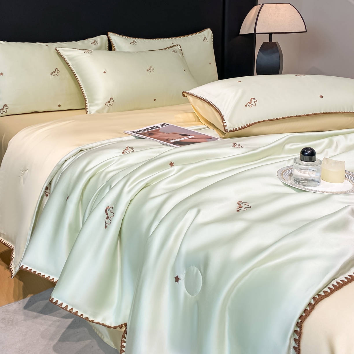 91家纺网 家纺一手货源 找家纺 如一 2026新款水洗冰丝刺绣三角针工艺夏被四件套 小马驹-绿米