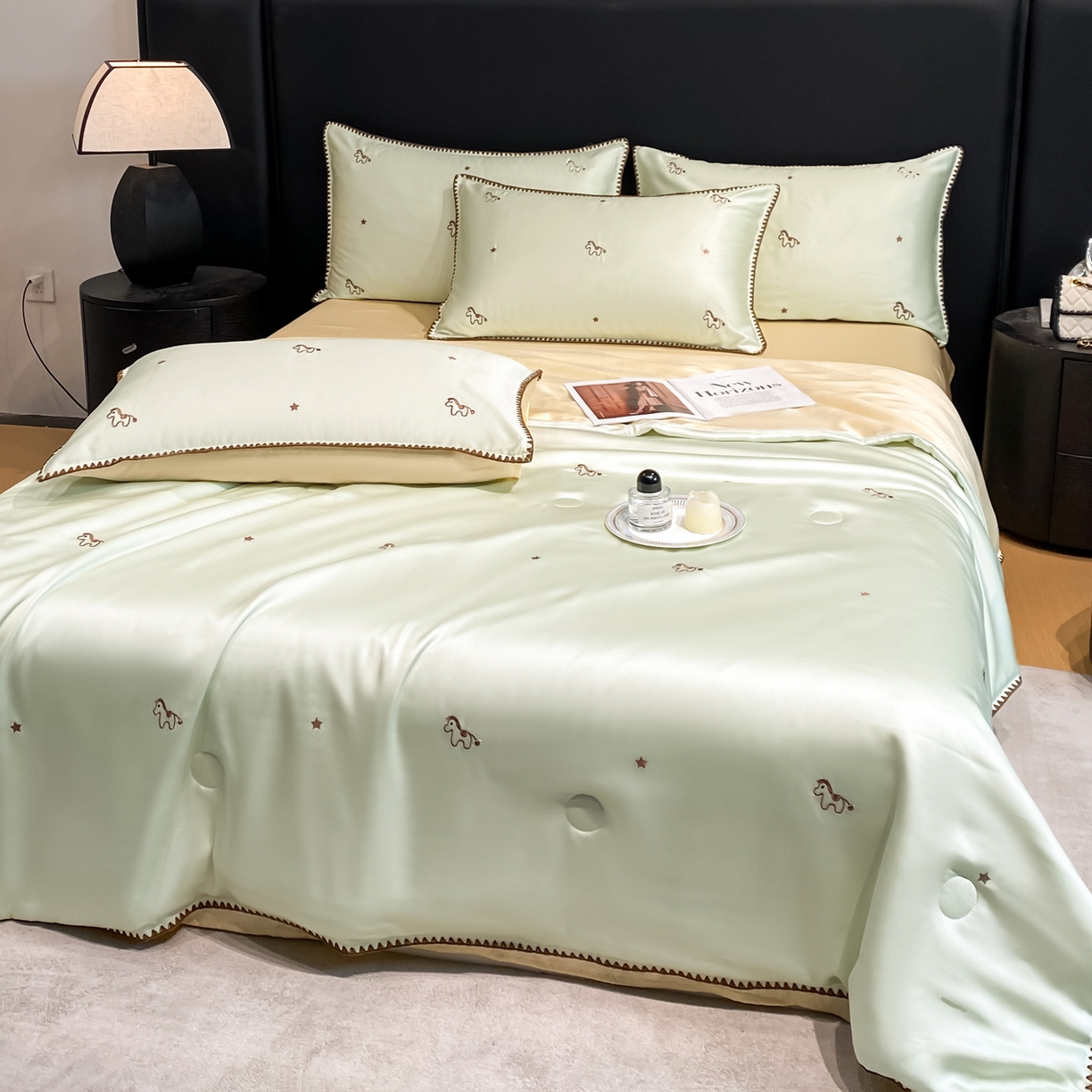 91家纺网 家纺一手货源 找家纺 如一 2026新款水洗冰丝刺绣三角针工艺夏被四件套 小马驹-绿米