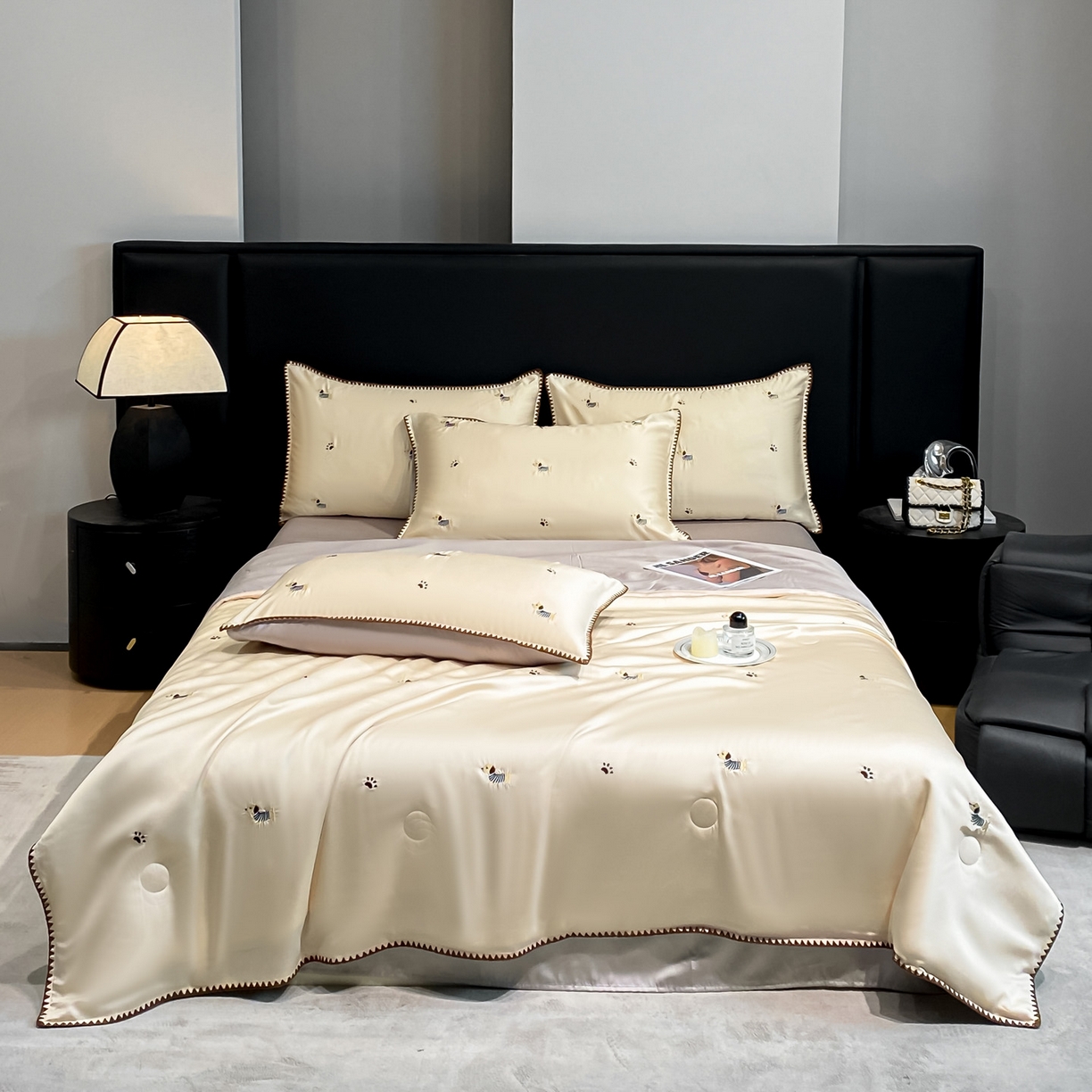 91家纺网 家纺一手货源 找家纺 如一 2026新款水洗冰丝刺绣三角针工艺夏被四件套 腊肠犬-杏灰