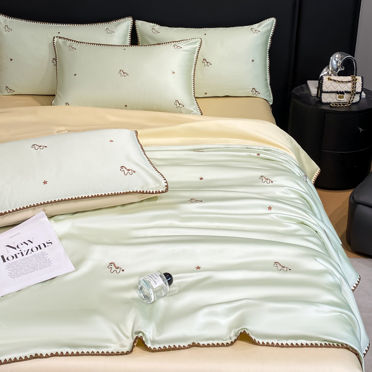 91家纺网 家纺一手货源 找家纺 如一 2026新款水洗冰丝刺绣三角针工艺夏被四件套 小马驹-绿米