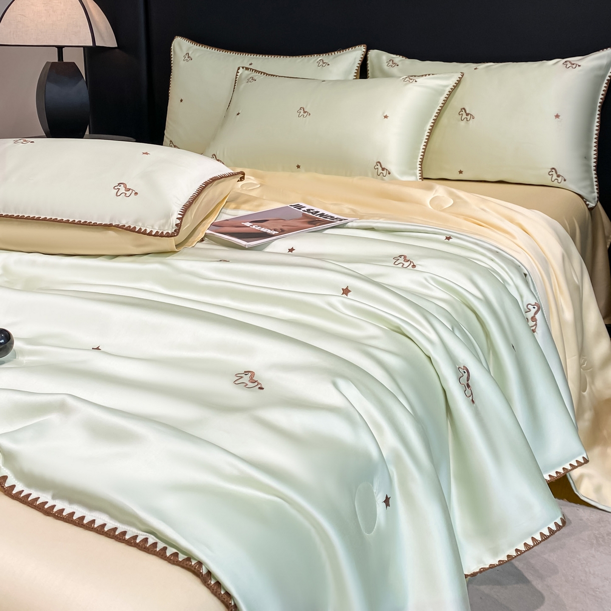 91家纺网 家纺一手货源 找家纺 如一 2026新款水洗冰丝刺绣三角针工艺夏被四件套 小马驹-绿米