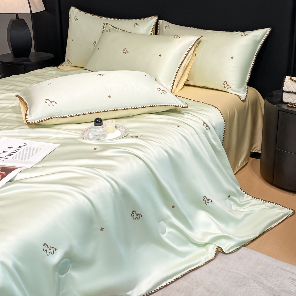 91家纺网 家纺一手货源 找家纺 如一 2026新款水洗冰丝刺绣三角针工艺夏被四件套 小马驹-绿米