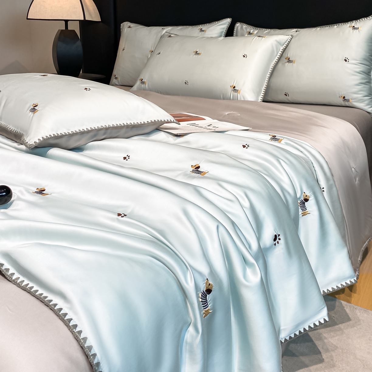 91家纺网 家纺一手货源 找家纺 如一 2026新款水洗冰丝刺绣三角针工艺夏被四件套 腊肠犬-蓝灰