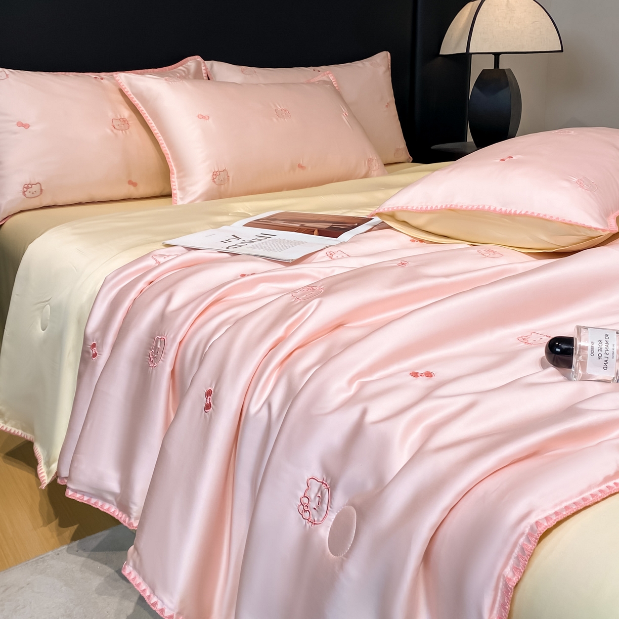 91家纺网 家纺一手货源 找家纺 如一 2026新款水洗冰丝刺绣三角针工艺夏被四件套 可美猫-粉米