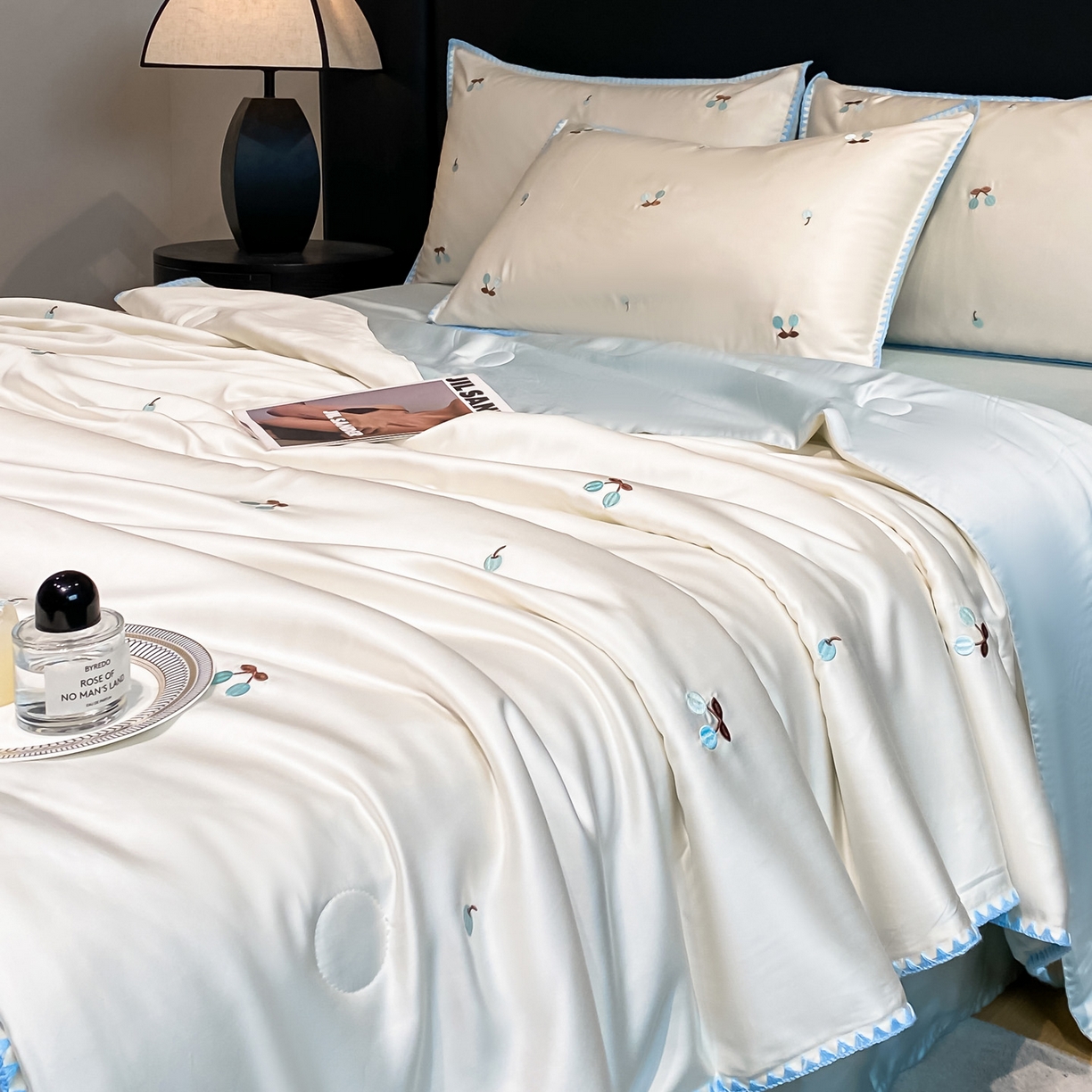 91家纺网 家纺一手货源 找家纺 如一 2026新款水洗冰丝刺绣三角针工艺夏被四件套 甜荔枝-白蓝