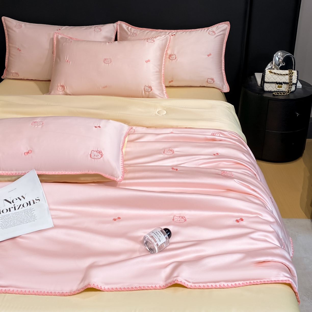 91家纺网 家纺一手货源 找家纺 如一 2026新款水洗冰丝刺绣三角针工艺夏被四件套 可美猫-粉米