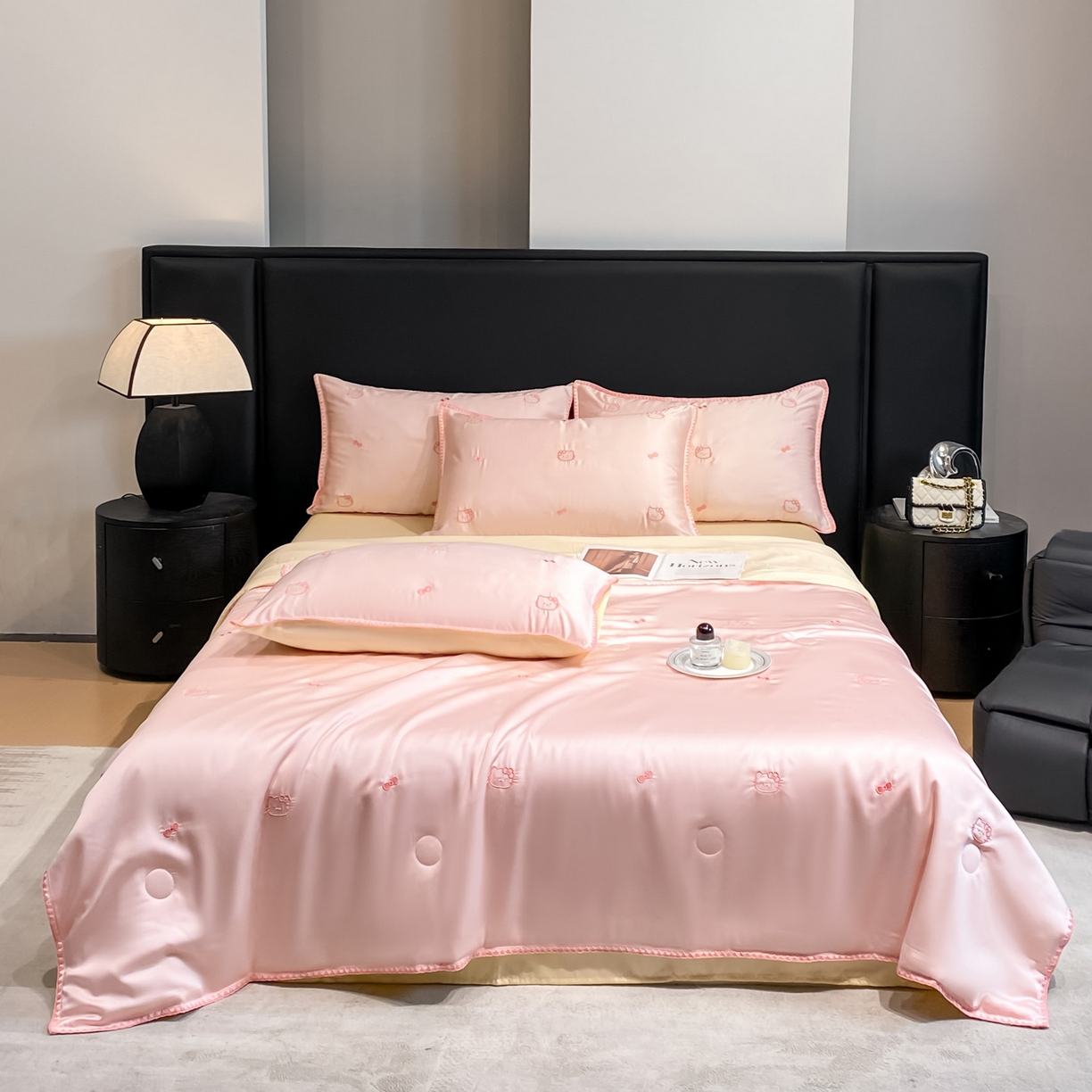 91家纺网 家纺一手货源 找家纺 如一 2026新款水洗冰丝刺绣三角针工艺夏被四件套 可美猫-粉米