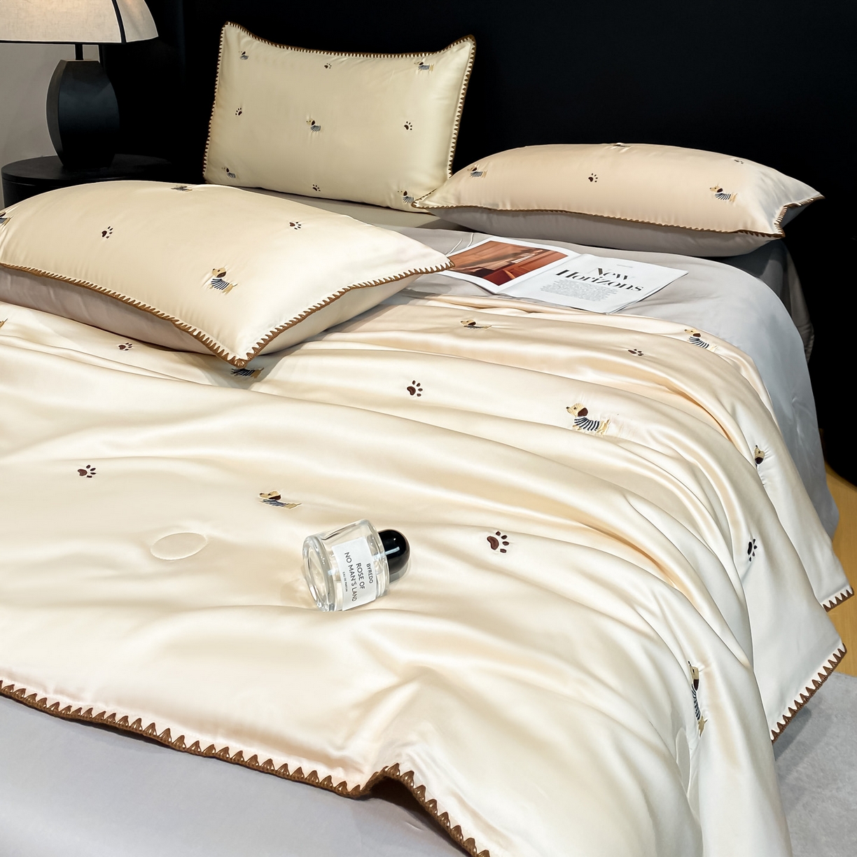 91家纺网 家纺一手货源 找家纺 如一 2026新款水洗冰丝刺绣三角针工艺夏被四件套 腊肠犬-杏灰