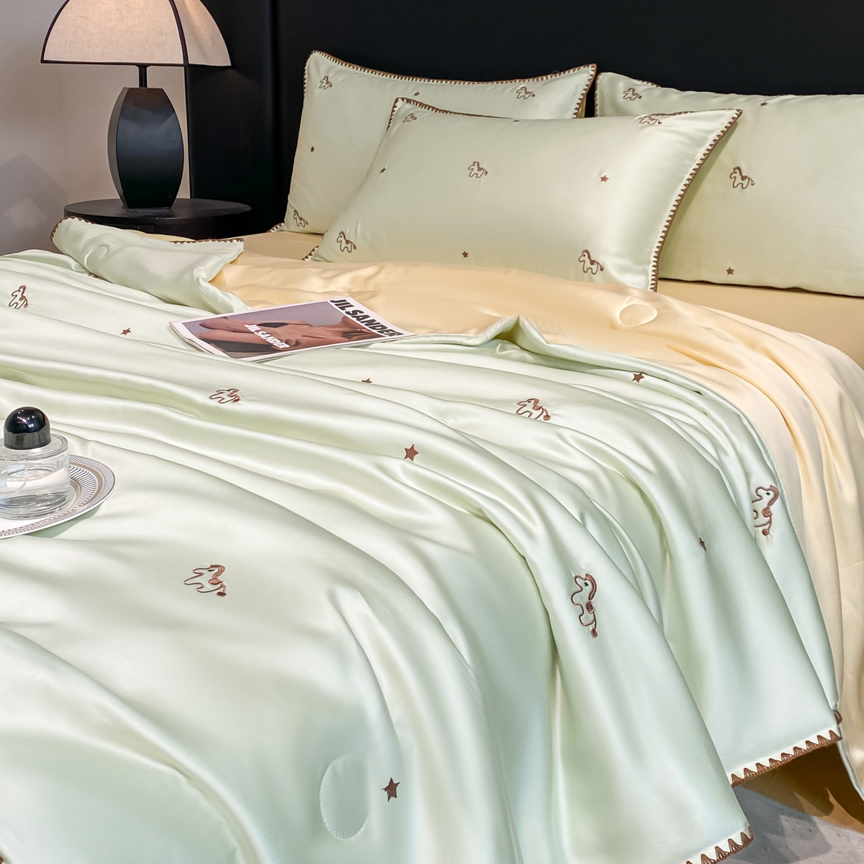 91家纺网 家纺一手货源 找家纺 如一 2026新款水洗冰丝刺绣三角针工艺夏被四件套 小马驹-绿米