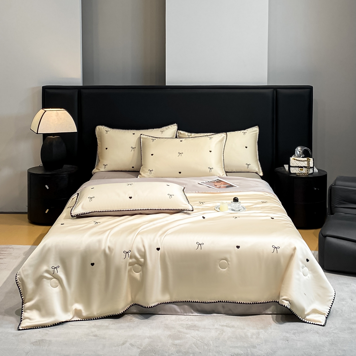 91家纺网 家纺一手货源 找家纺 如一 2026新款水洗冰丝刺绣三角针工艺夏被四件套 爱心结-杏灰