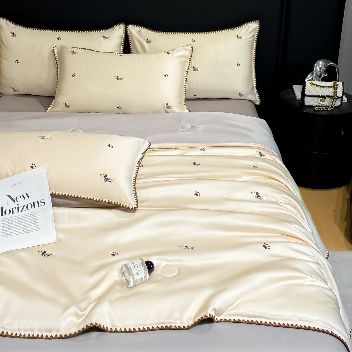 91家纺网 家纺一手货源 找家纺 如一 2026新款水洗冰丝刺绣三角针工艺夏被四件套 腊肠犬-杏灰