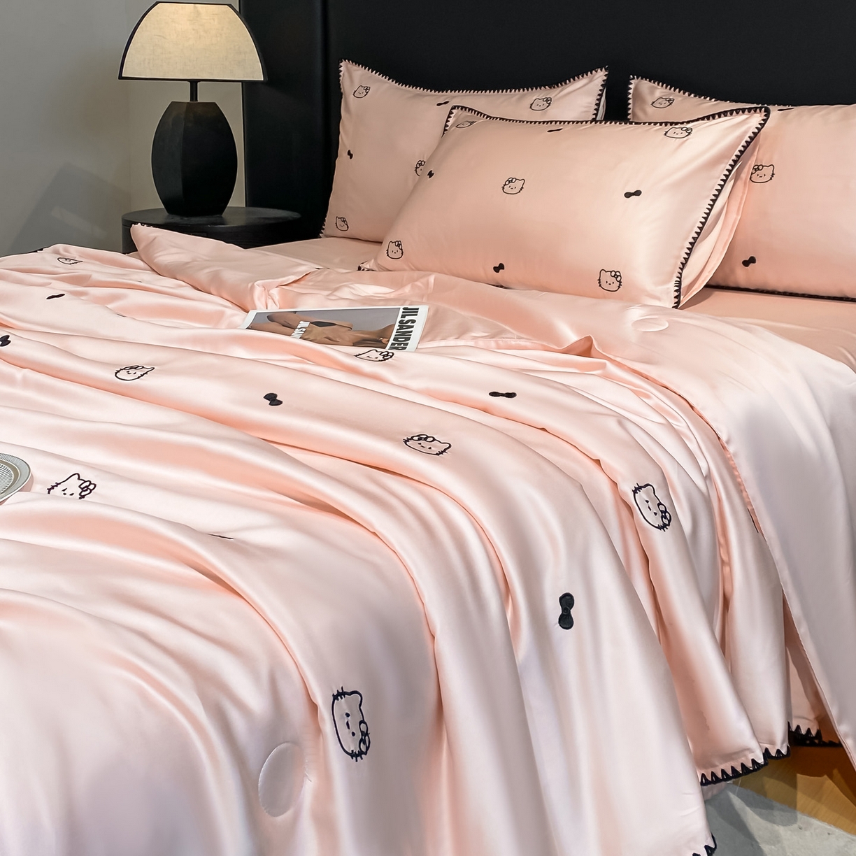 91家纺网 家纺一手货源 找家纺 如一 2026新款水洗冰丝刺绣三角针工艺夏被四件套 可美猫-粉黑