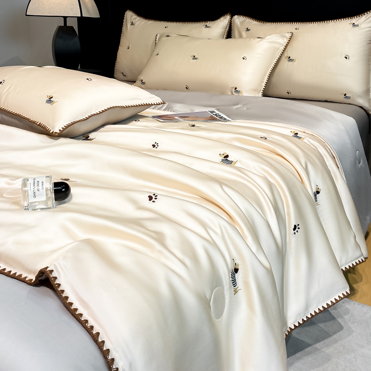 91家纺网 家纺一手货源 找家纺 如一 2026新款水洗冰丝刺绣三角针工艺夏被四件套 腊肠犬-杏灰