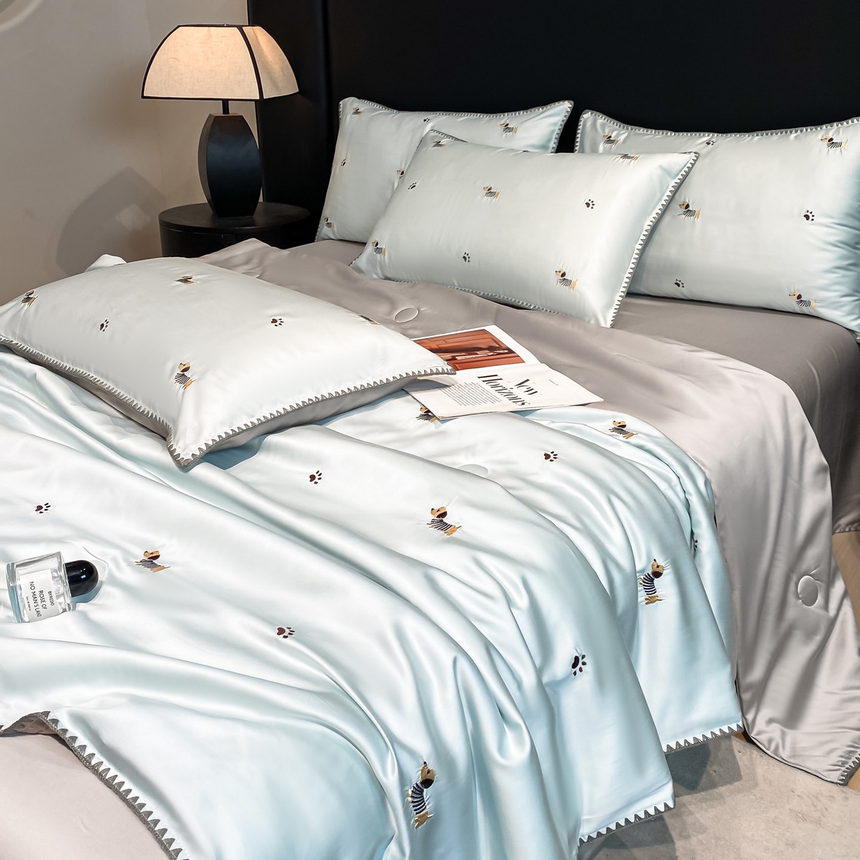 91家纺网 家纺一手货源 找家纺 如一 2026新款水洗冰丝刺绣三角针工艺夏被四件套 腊肠犬-蓝灰