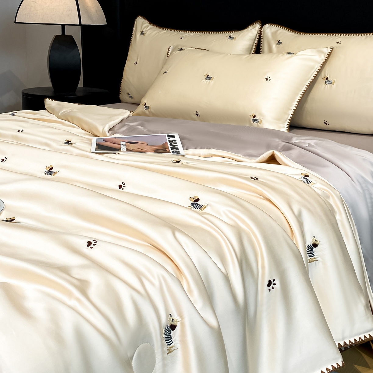 91家纺网 家纺一手货源 找家纺 如一 2026新款水洗冰丝刺绣三角针工艺夏被四件套 腊肠犬-杏灰