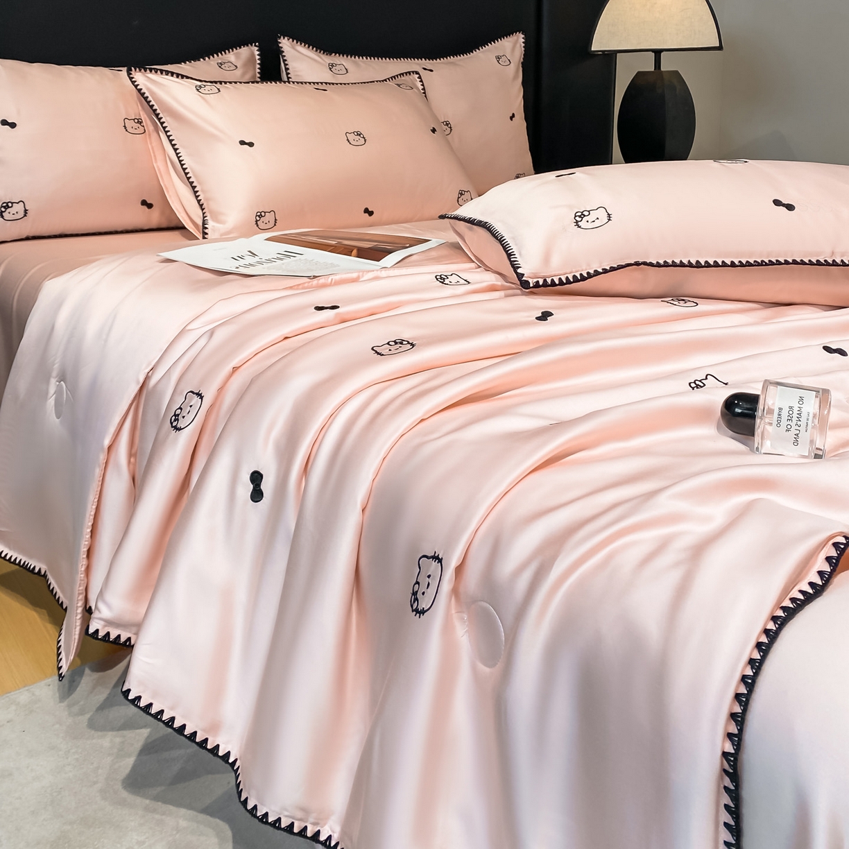 91家纺网 家纺一手货源 找家纺 如一 2026新款水洗冰丝刺绣三角针工艺夏被四件套 可美猫-粉黑