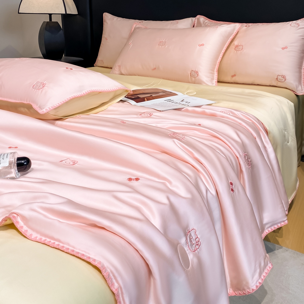 91家纺网 家纺一手货源 找家纺 如一 2026新款水洗冰丝刺绣三角针工艺夏被四件套 可美猫-粉米