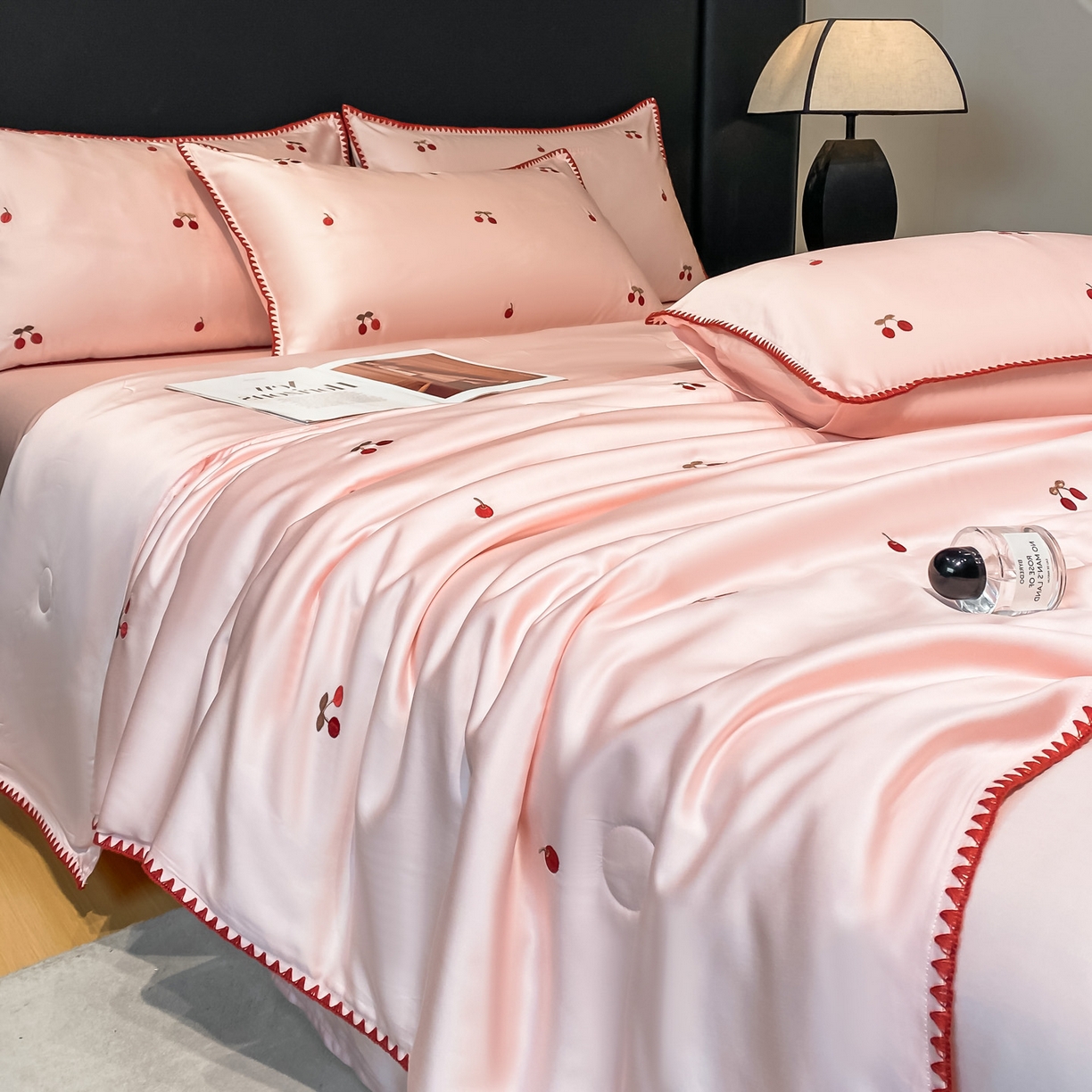 91家纺网 家纺一手货源 找家纺 如一 2026新款水洗冰丝刺绣三角针工艺夏被四件套 甜荔枝-粉红