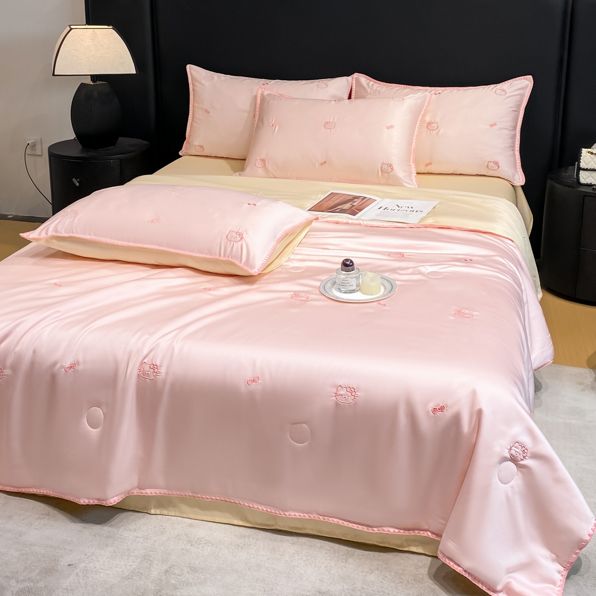 91家纺网 家纺一手货源 找家纺 如一 2026新款水洗冰丝刺绣三角针工艺夏被四件套 可美猫-粉米