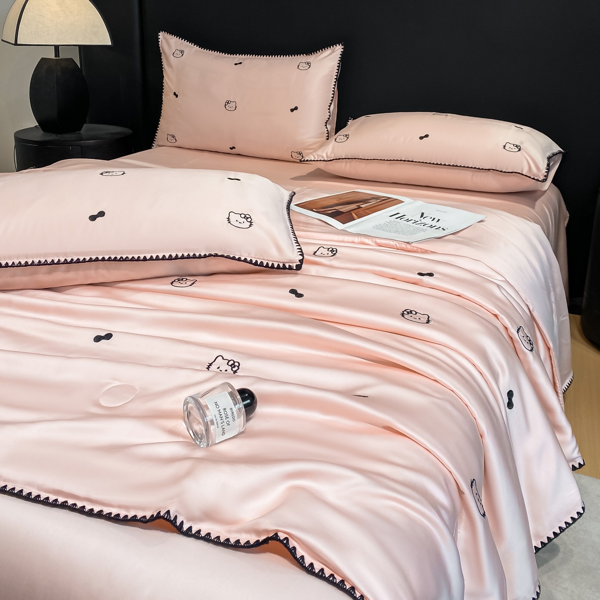 91家纺网 家纺一手货源 找家纺 如一 2026新款水洗冰丝刺绣三角针工艺夏被四件套 可美猫-粉黑