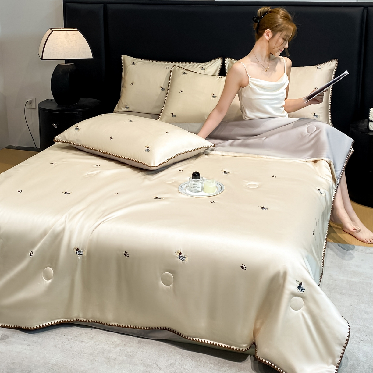 91家纺网 家纺一手货源 找家纺 如一 2026新款水洗冰丝刺绣三角针工艺夏被四件套 腊肠犬-杏灰