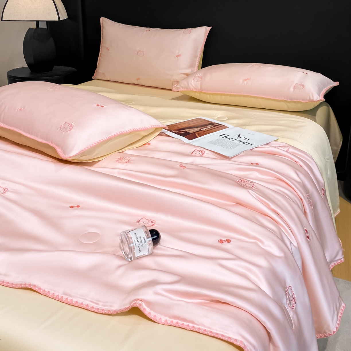 91家纺网 家纺一手货源 找家纺 如一 2026新款水洗冰丝刺绣三角针工艺夏被四件套 可美猫-粉米