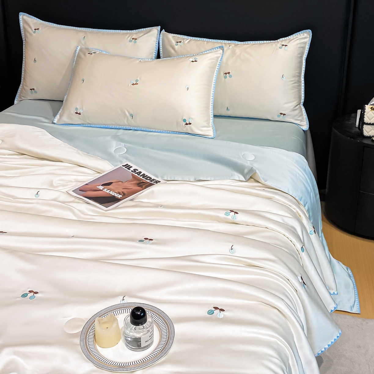 91家纺网 家纺一手货源 找家纺 如一 2026新款水洗冰丝刺绣三角针工艺夏被四件套 甜荔枝-白蓝