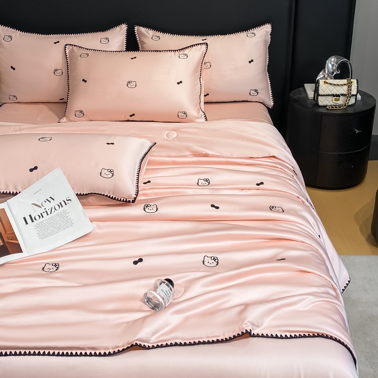 91家纺网 家纺一手货源 找家纺 如一 2026新款水洗冰丝刺绣三角针工艺夏被四件套 可美猫-粉黑