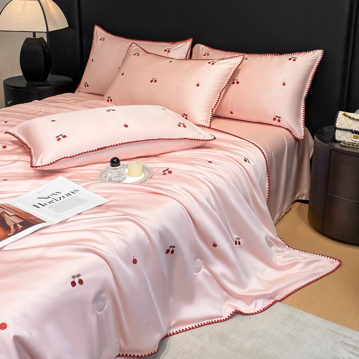91家纺网 家纺一手货源 找家纺 如一 2026新款水洗冰丝刺绣三角针工艺夏被四件套 甜荔枝-粉红